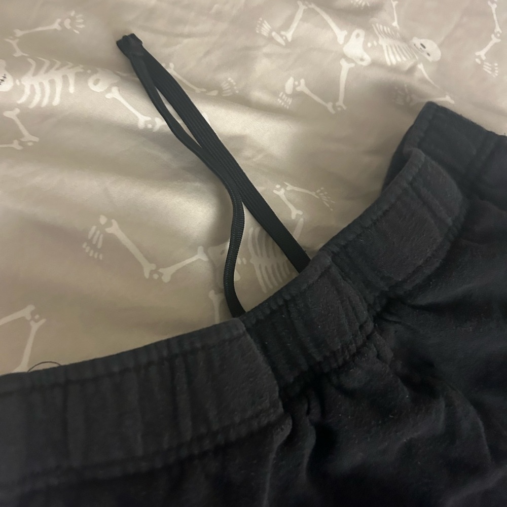 Black MEDIUM cargo sweatpants for boys.